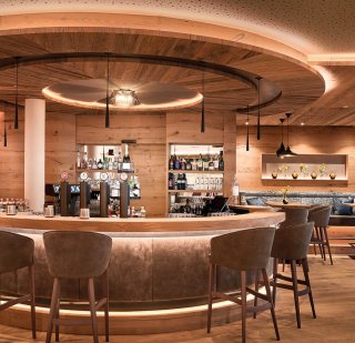 Laschenskyhof - Bar runde Bar, Polsterung um Bar, Barhocker in braunem Stoff